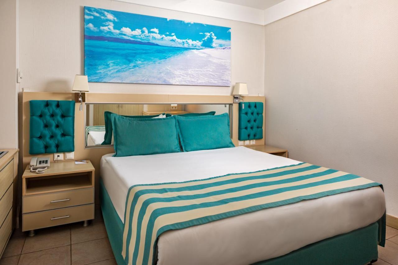 โรงแรมทีที ไฮดรอส คลับ เกเมร์ ภายนอก รูปภาพ A bedroom at the Iberostar Grand Hotel Bávaro
