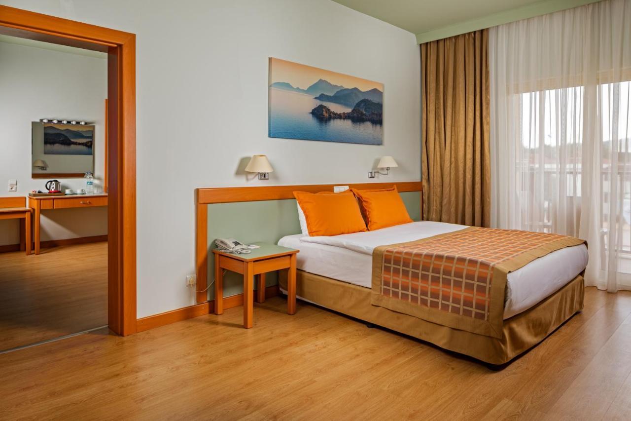 โรงแรมทีที ไฮดรอส คลับ เกเมร์ ภายนอก รูปภาพ A bedroom in a hotel
