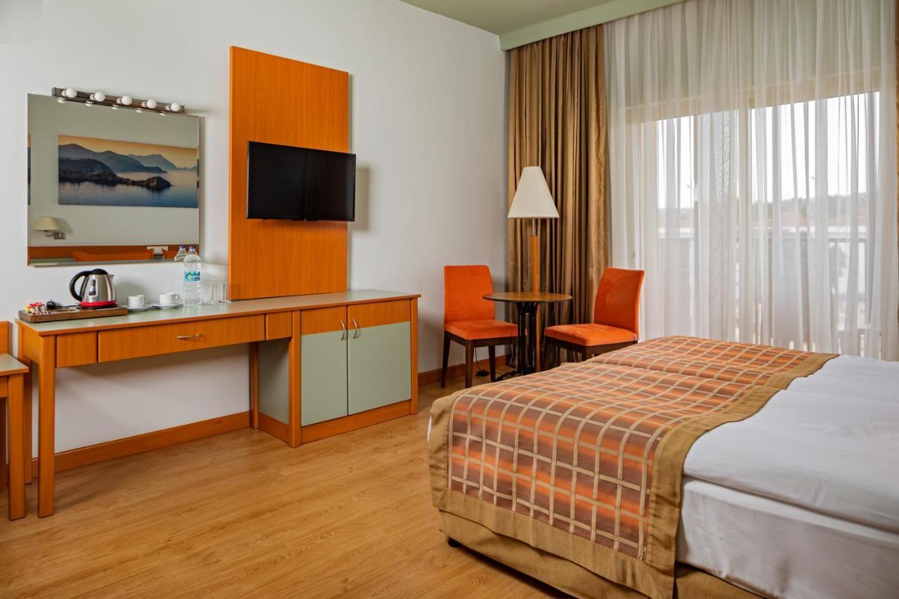 โรงแรมทีที ไฮดรอส คลับ เกเมร์ ภายนอก รูปภาพ A room at the hotel