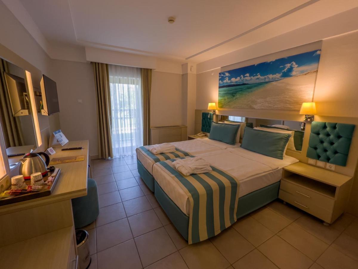 โรงแรมทีที ไฮดรอส คลับ เกเมร์ ภายนอก รูปภาพ A room at the hotel