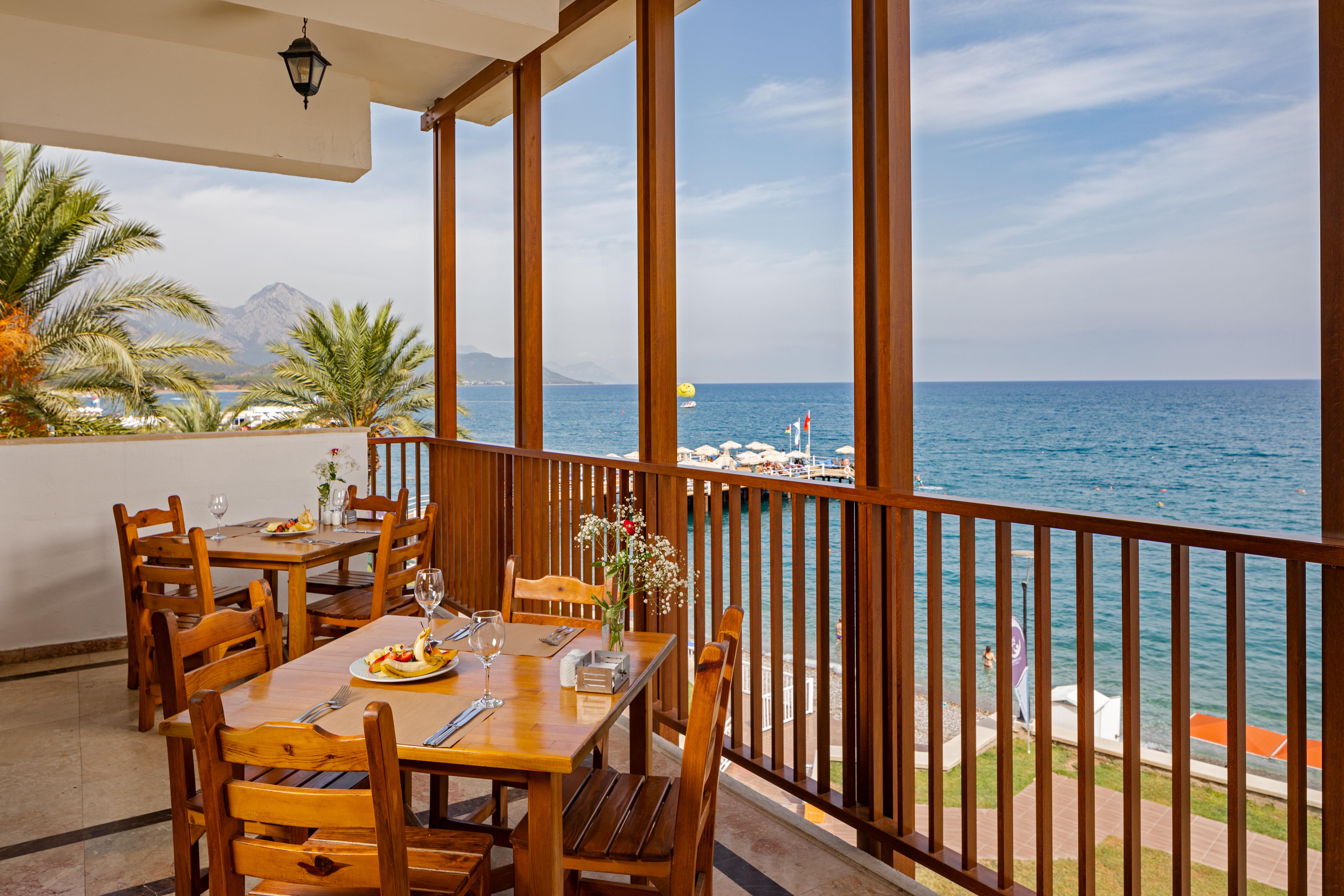 โรงแรมทีที ไฮดรอส คลับ เกเมร์ ภายนอก รูปภาพ Restaurant in the hotel