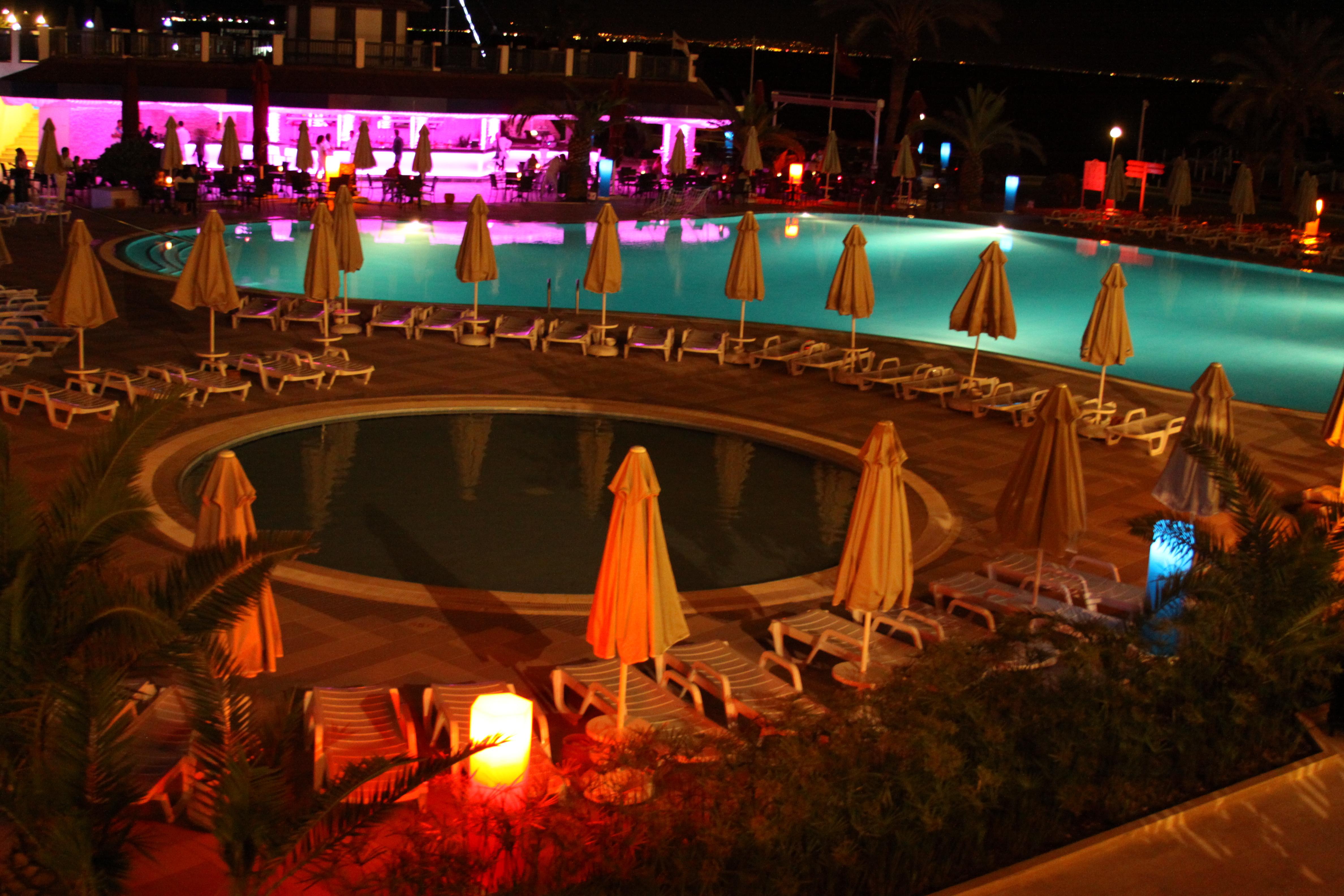 โรงแรมทีที ไฮดรอส คลับ เกเมร์ ภายนอก รูปภาพ The pool at night