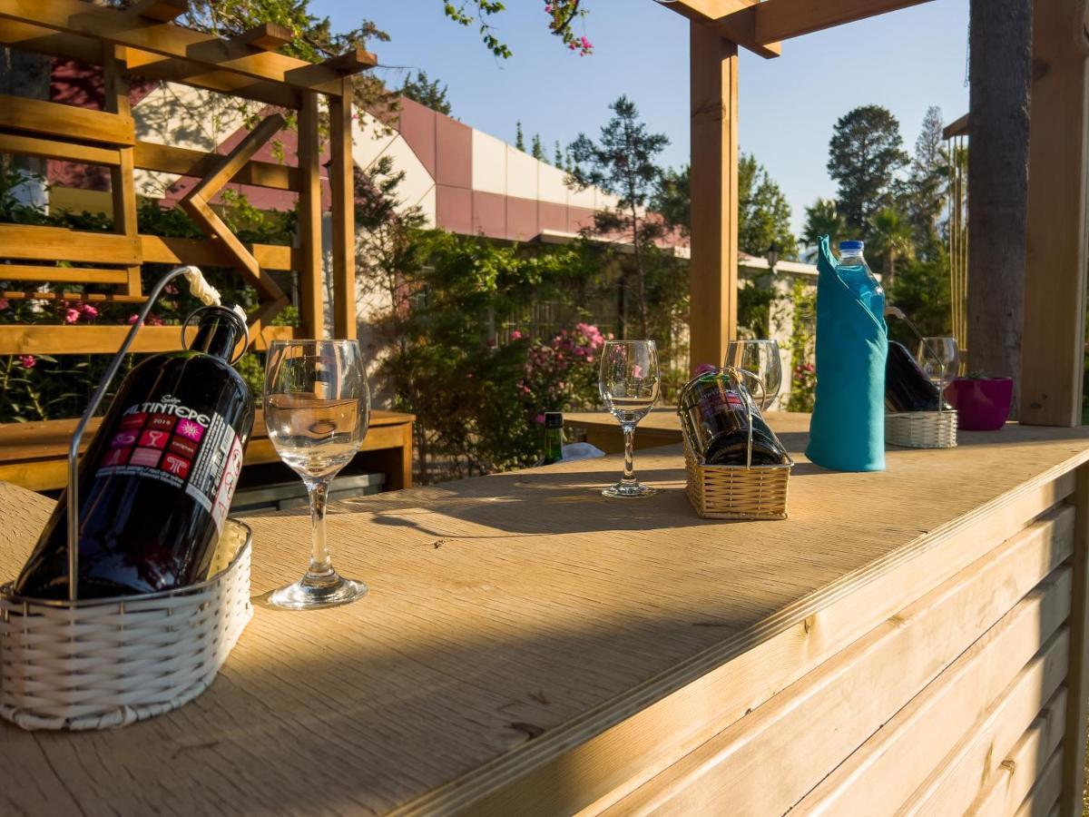 โรงแรมทีที ไฮดรอส คลับ เกเมร์ ภายนอก รูปภาพ Wine tasting at the winery