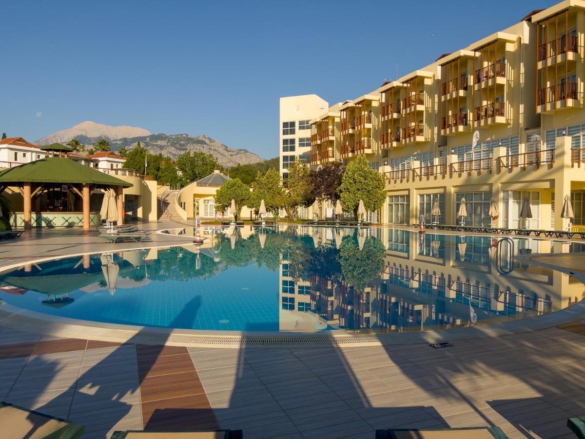 โรงแรมทีที ไฮดรอส คลับ เกเมร์ ภายนอก รูปภาพ The resort's main pool